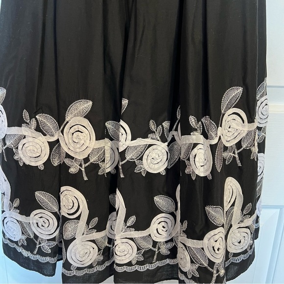 Laura Petites Fit & Flare Black with Detailed White Flowers, Size 4p, #71 - Picture 10 of 11